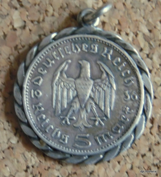 * Münze von 1936 im Medaillon montiert *