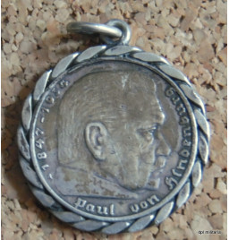 * Münze von 1936 im Medaillon montiert *