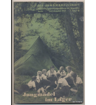 *Jeunes filles en camp*