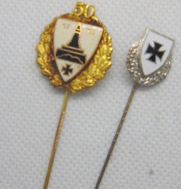 *Zwei Veteranennadeln *