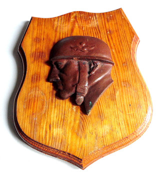 *Wappen eines Fallschirmspringers aus Holz*